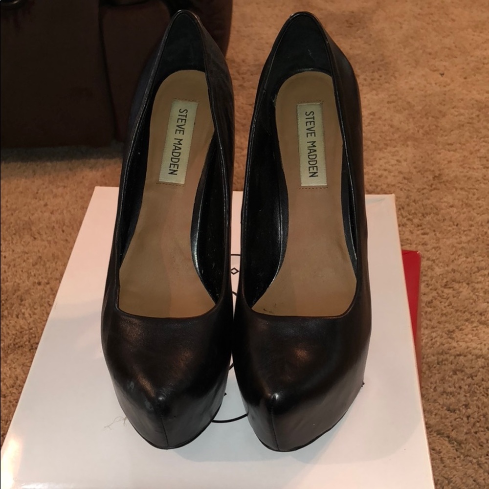 Steve Madden black platform pump